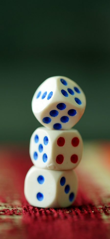 2233小游戏免费游戏大全 App 首页界面，顶部为最近在玩横条，下方是益智、休闲、动作等分类入口卡片网格